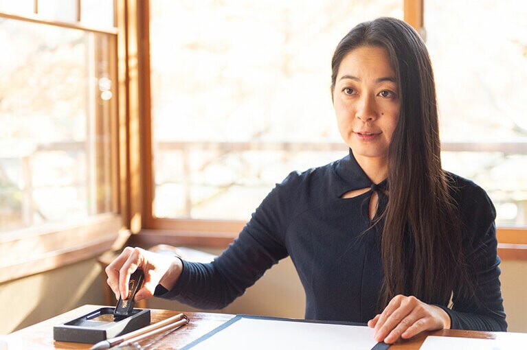 書に向かう姿勢を、京都を中心に活躍する女流書道家、川村朋子氏に師事。