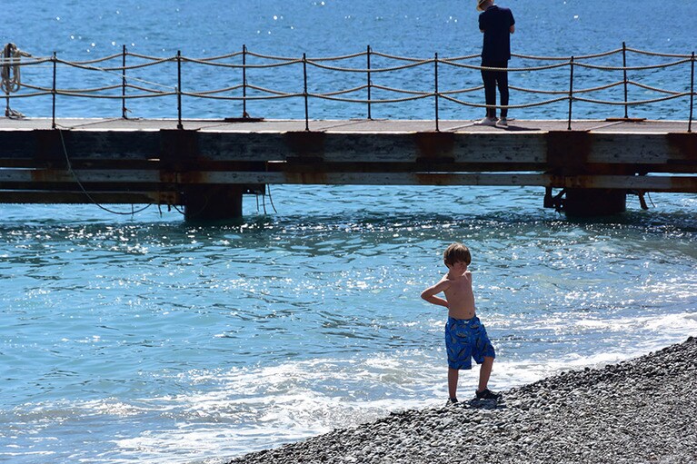 小さな丸石を敷き詰めたネラーノのビーチ。