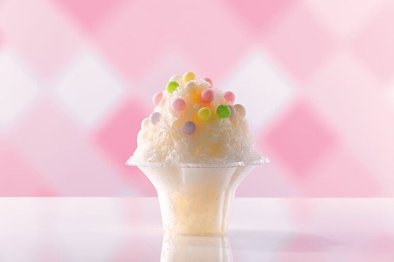 「香川：和三盆／おいり」和三盆は、香川県引田で生産される竹蔗を原料とした希少な砂糖。上品でくどさのない、やさしい甘さ。トッピングの丸いお菓子は、西讃地方伝統の餅菓子「おいり」。