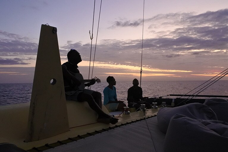 フィジアンの歌声がロマンティックに盛り上げてくれます。