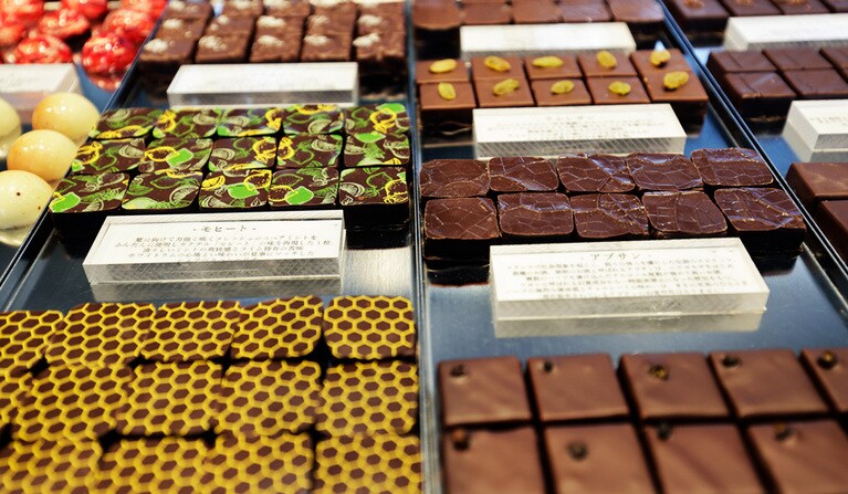 田中丸さんにとってボンボン・ショコラは表現の舞台。カクテルのようにハチミツやハーブの香りをチョコレートと調合。