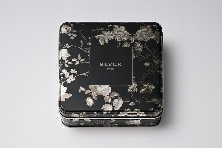 BLVCK PARIS／漆黒クッキー缶 4,320円。