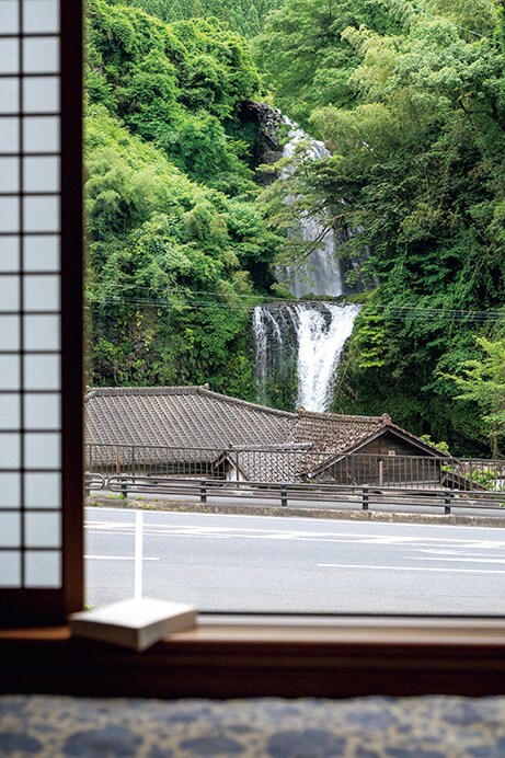 滝などの絶景ポイントでは速度を落とす気遣いも。