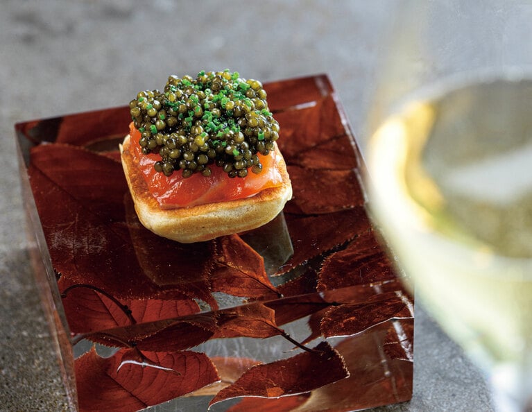 「FUJI KANDA」コースより。鉄板で焼くブリニに紅富士サーモン、オリジナルのキャビアをのせたアペタイザー。