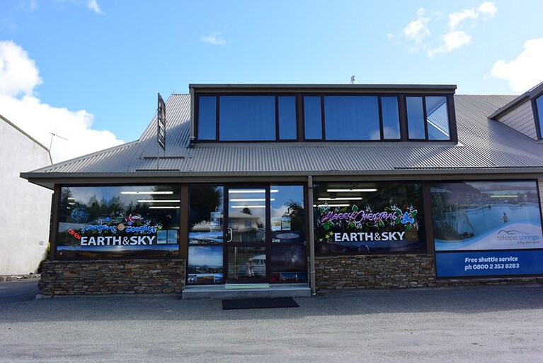 中心地に立つアース＆スカイ。日本語ガイドもいます。