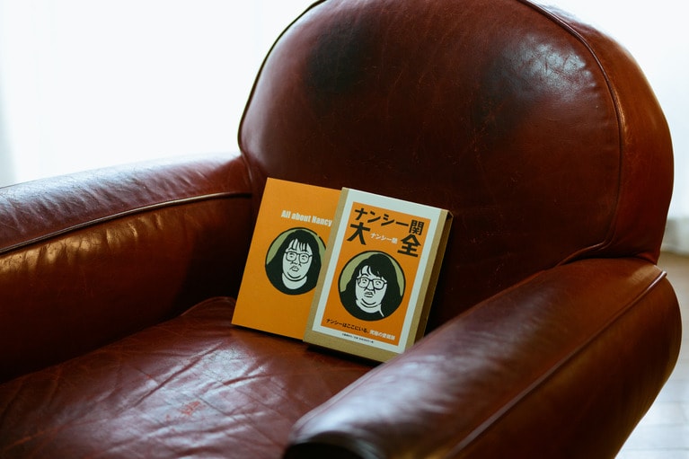 ナンシーさん愛用のソファと『ナンシー関大全』（文藝春秋）。