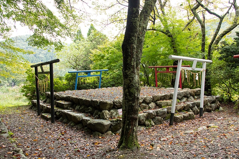 4色の鳥居に囲まれた天壇。