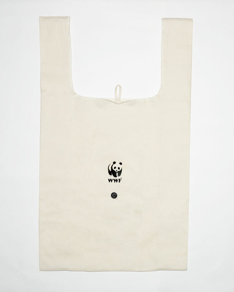 裏にはWWFのマーク、パンダが描かれています。
