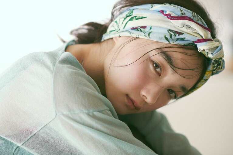 カーディガン 23,000円、ニットワンピース 26,000円／ティッカ　頭に巻いたスカーフ 16,000円／マニプリ(フラッパーズ) 　チョーカー 32,000円／シンパシー・オブ・ソウル スタイル(フラッパーズ)　その他／スタイリスト私物