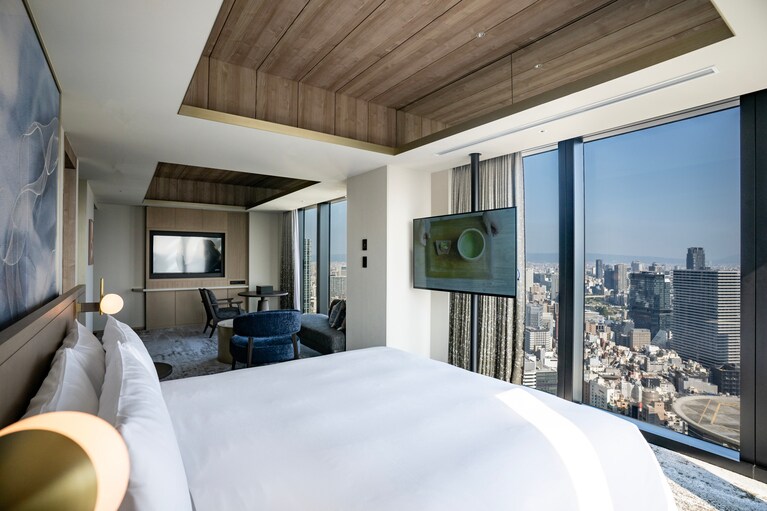 15:08 明るい光に包まれる客室。こちらは眺望も素晴らしい「シーニックコーナーキング」。