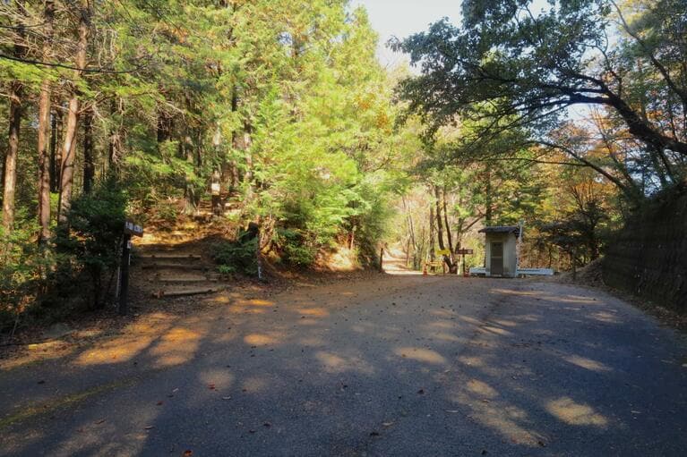 四季の展望台裏の尾根道入り口。トイレもある