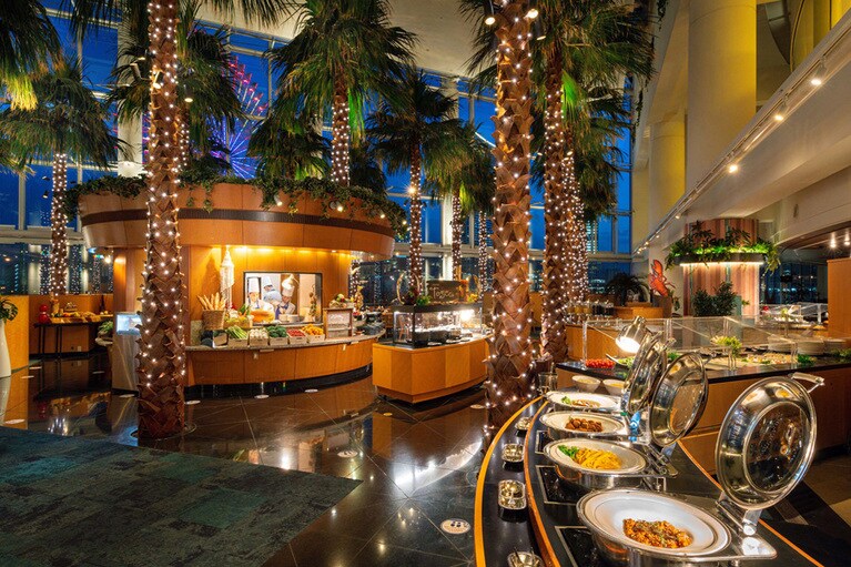 南国気分のオールデイダイニング「カフェ トスカ」。