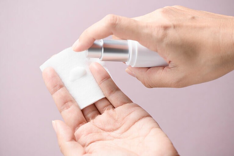 乳液をしみこませたコットンが大活躍。