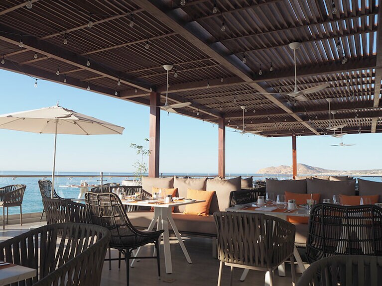 海を一望する「ブラン オーシャン」。