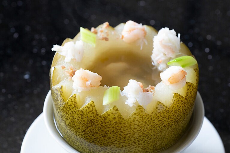 「冬瓜の壷蒸しスープ」4,800円（サービス料込）。7月中旬～。