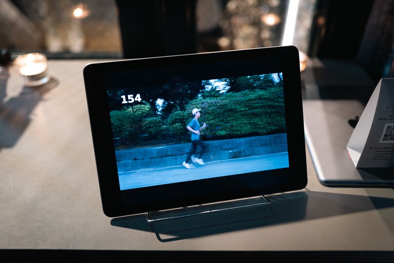 津田道子による作品《so far,not far,heartbeat as a measure of distance》。西麻布から六本木通りを桜田門まで走った様子を記録した映像。