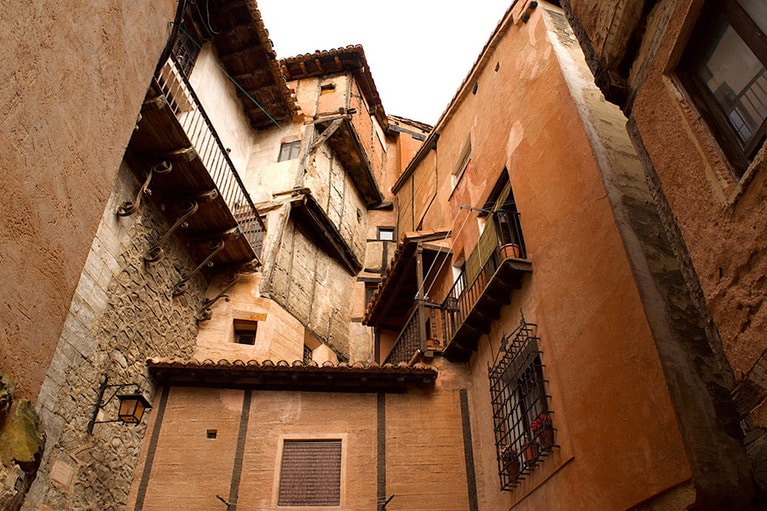 下層から梁をはみ出させ、上層を広く取る構造。この繰り返しでつくり上げられたアルバラシンの街並みは、ちょっと不思議。