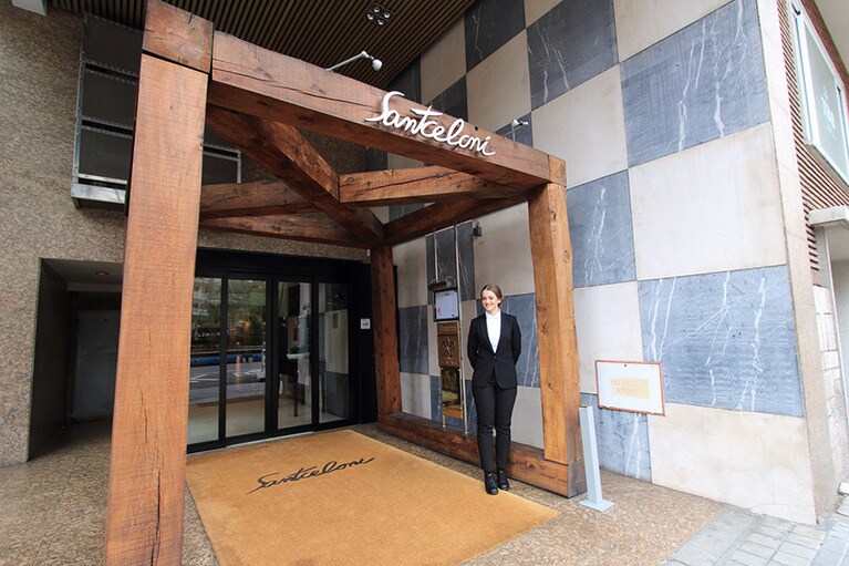 「ホテル・エスペリア・マドリード」の正面玄関に向かって右側に、「サンセローニ」に直接入ることができる入口がある。