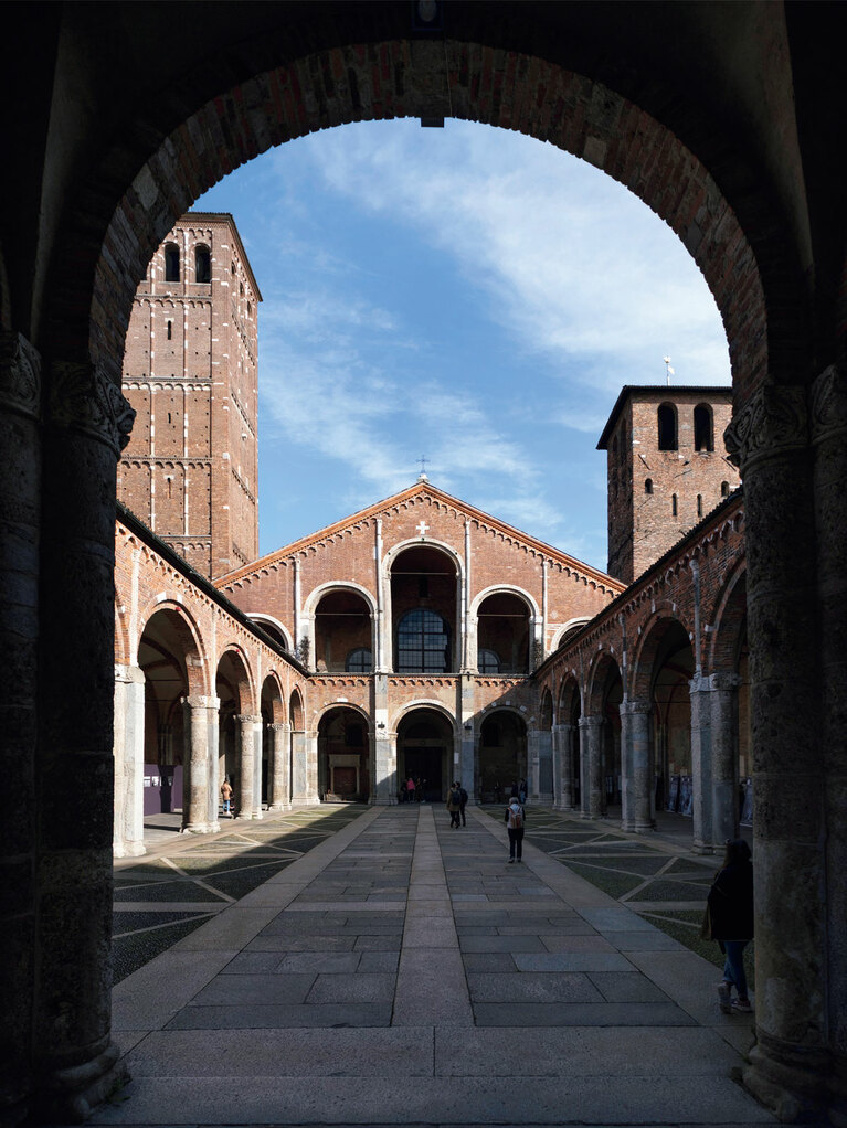 サンタンブロージョ教会は385年ごろに建てられミラノで最も古い教会。半円アーチが施された造り。ミラノの聖人、アンブロシウスが祀られている。