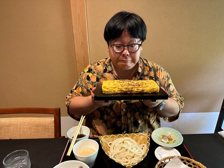 卵焼きを見つめる関太さん。