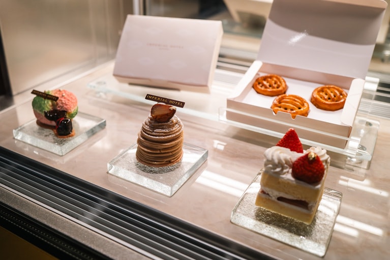 手前の左端が都をどりにちなんだ期間限定スイーツで、奥が京都限定のミニサイズのブルーベリーパイ。