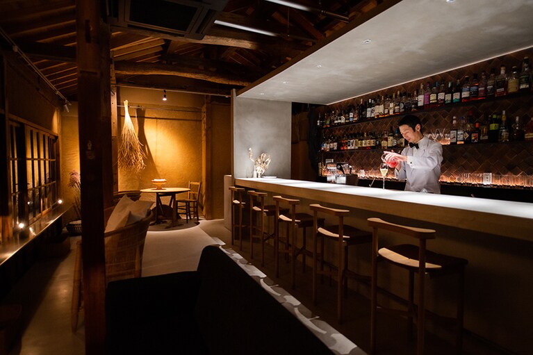 温泉街らしい安らいだ雰囲気がありながらも洗練された大人の空間。　