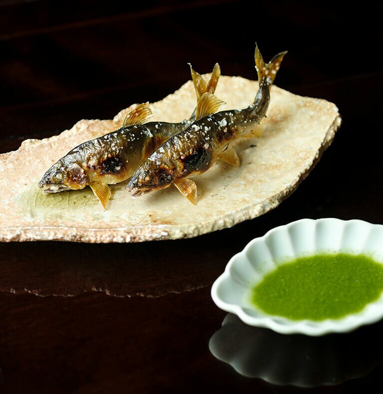 「鮎食べ」 22,000円～は、間に“にがうるか”など珍味を挟みつつ、3度に分けて焼きたての鮎が登場。美しいたで酢で。