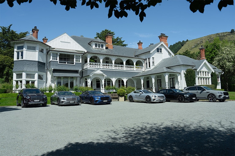 初日の宿泊は歴史ある邸宅のオーベルジュ「オタフナロッジ」。出発前のベントレーの美しい車がずらり。