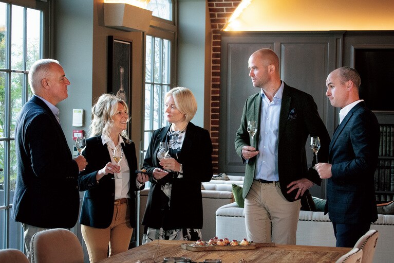 左からCEOのロビン・マクミランさん、醸造責任者のコリーヌさんらスタッフ同士の良好な関係が心地よさを生み出していた。