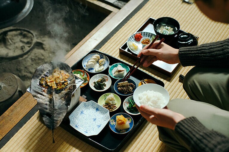 滞在中の食事などは、ゲストの希望に合わせてコンシェルジュが提案。出張料理人の手配も可能。