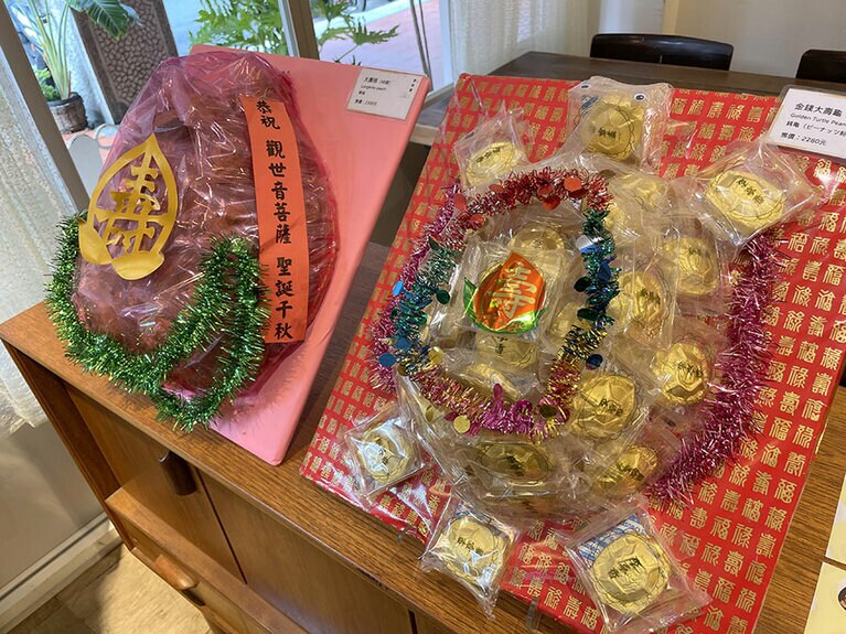 寺院のお供えに用いられる特大サイズの亀菓子。