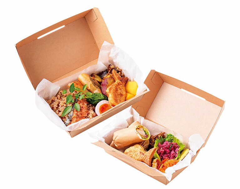 ［AYU-TABLE］左から：「赤米もち麦玄米と焼き鮭弁当」、お弁当「タンドリーチキントルティーヤボックス」1個 1,200円～。賞味・消費期限：当日。