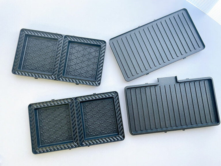 左：ホットサンドプレート、右：グリルプレート。