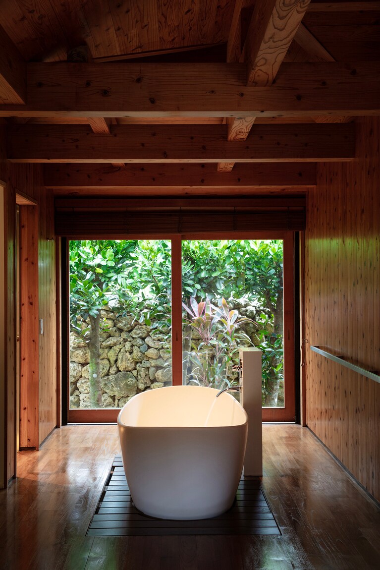 ゆったりとした客室のバスルーム。