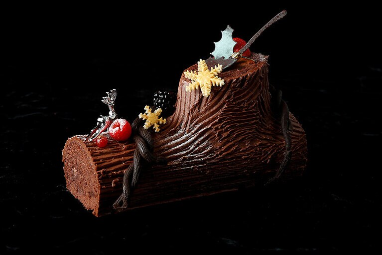 パレスホテル東京「ビュッシュ ド ノエル」(限定50個 長さ21cm×7cm、高さ10cm／7,600円)。