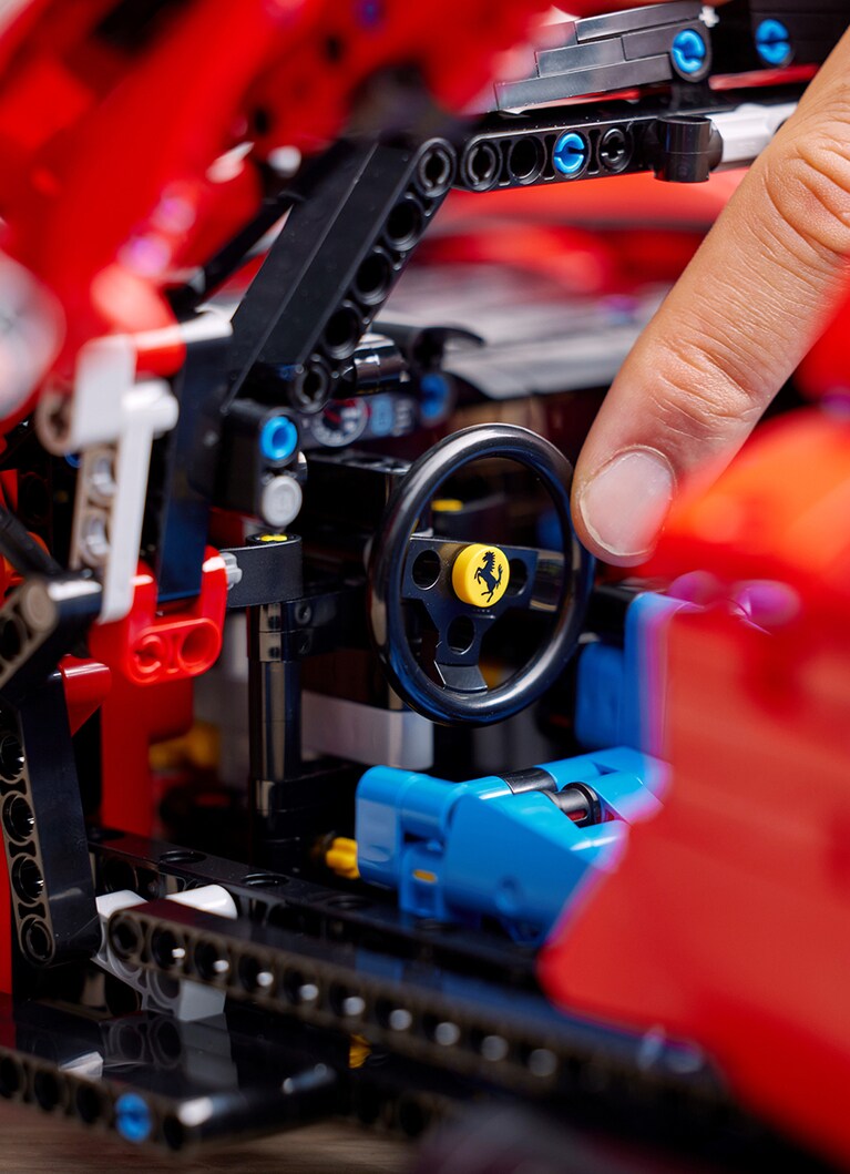 レゴ🄬 テクニック フェラーリ Daytona SP3 高さ：約14㎝、長さ：約59㎝、幅25㎝　47,980円。©2022 The LEGO Group.