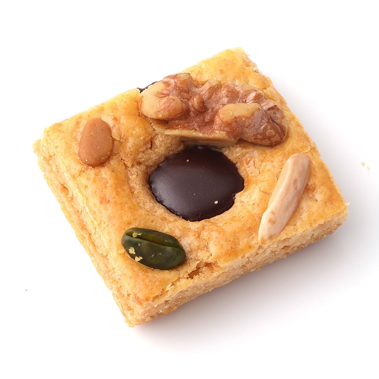 カレ・サブレ・ショコラ 310円。アーモンドが香り高く、ほろほろともろい食感のサブレ生地に、ビターチョコレートのガナッシュをサンド。