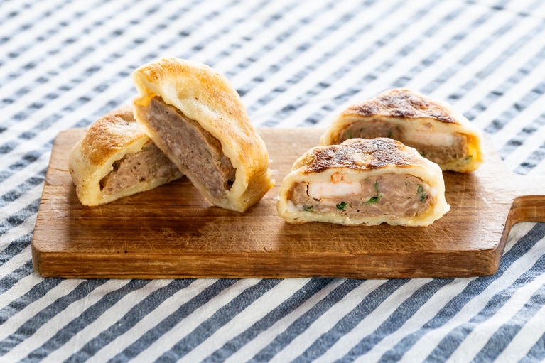 「牛肉と玉葱のお焼き」275円（左）、丸ごと1尾のエビを入れた「豚肉・エビ・ニラのお焼き」275円（右）。