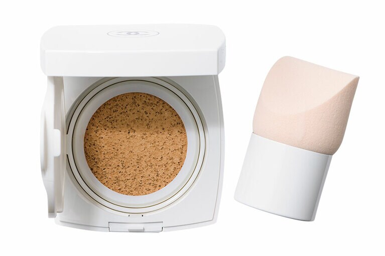 左から：ル ブラン クッション SPF30・PA+++ 全5色 7,500円、同 ル ブラン パンソー エポンジュ タン 3,200円／シャネル