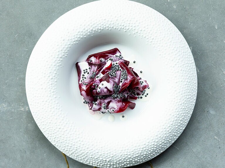 ビーツの土臭さは大地の風味として昇華され、驚くほどエレガントな口当たり。©Matteo Carassale