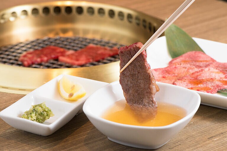 お肉は上塩タン、特上ロース、上カルビの3種類。