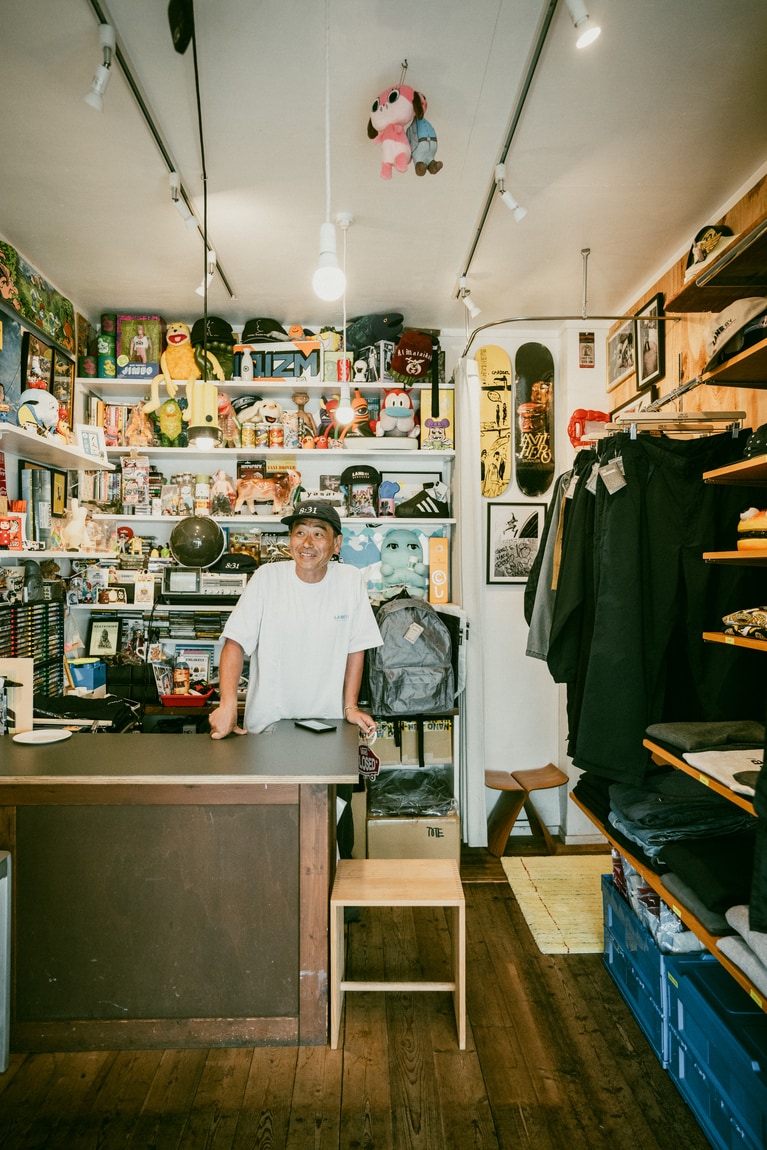 「加藤農園」の4代目としてレンバイで野菜も売る、店主の加藤忠幸さん。