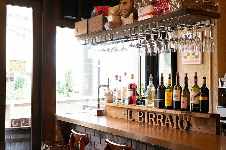 テラスの窓の内側もかわいいカウンター。