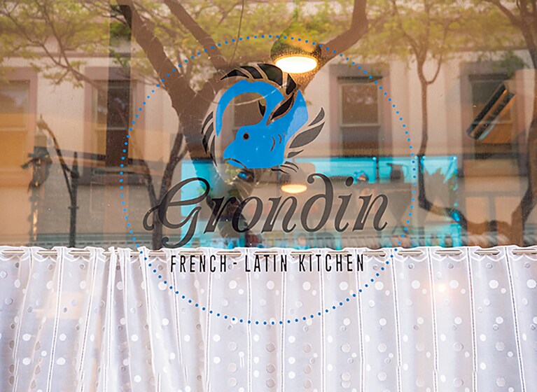 印象的にあしらわれた青色がレンガ造りの建物に映える。