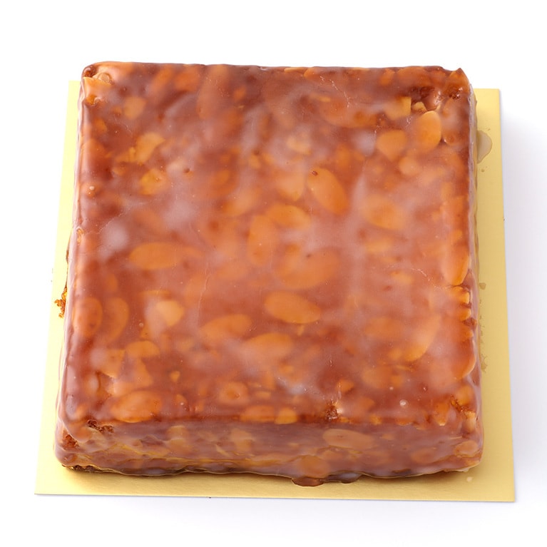 パヴェ・ド・ヴニーズ 2,400円。アーモンドやバターをたっぷり加えてしっとり、四角く焼いたパン・ド・ジェーヌ。