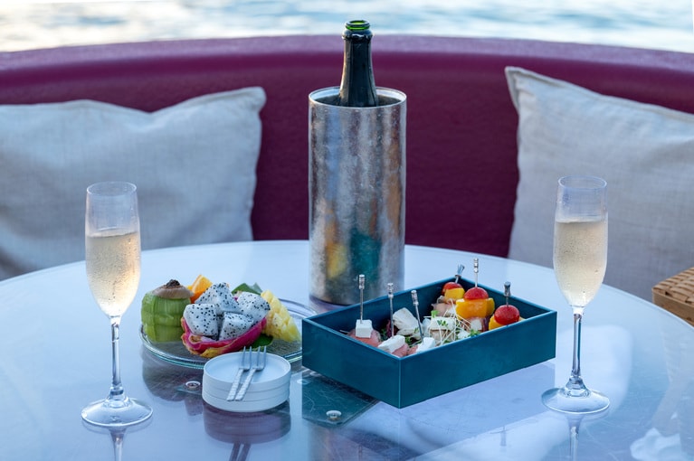 海上で味わうモーニングアペロセット。