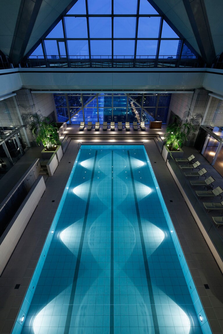 「クラブ オン ザ パーク」の幻想的なプール。