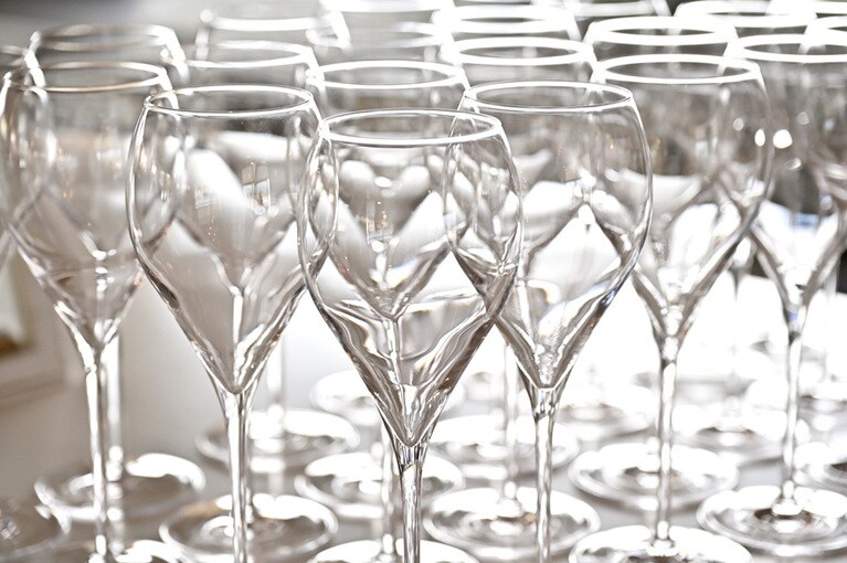 ずらりと並べられたフランチャコルタ専用グラス。