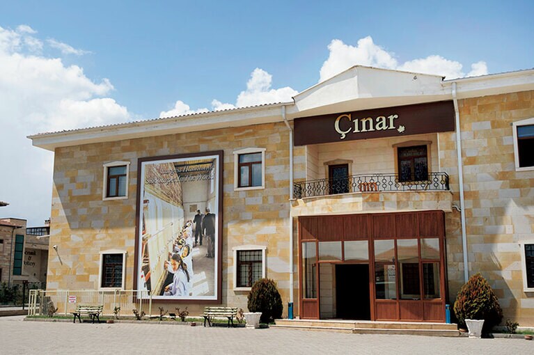 広大な工場とショールームを備えたチナール・ラグスの本社。