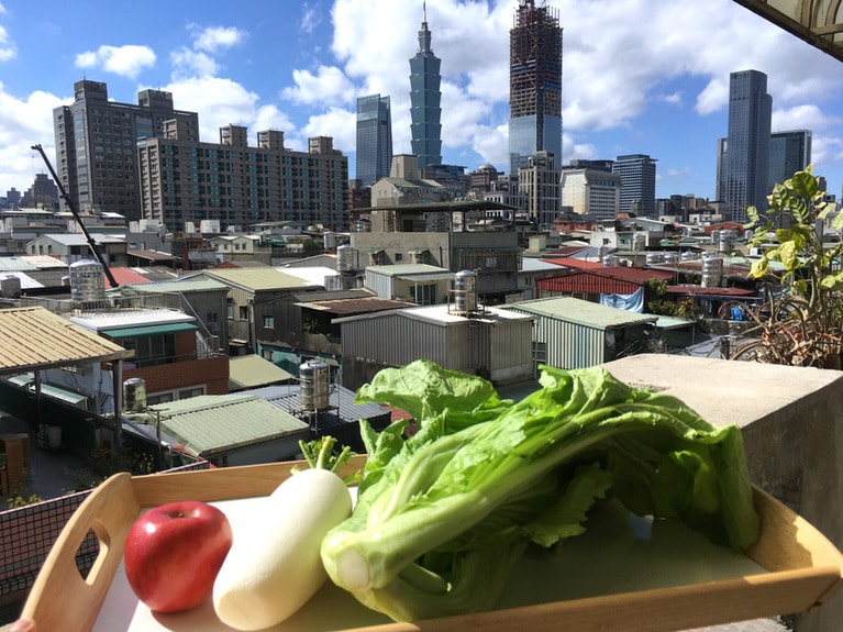 開運食材のリンゴ、長年菜(からし菜)、大根。